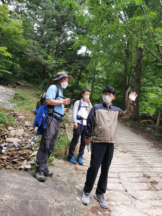 지난 5일 박완주(오른쪽) 더불어민주당 정책위의장이 경기 안성시의 서운산을 등산하는 모습. 이종담 충청남도 천안시의원 페이스북 화면 캡처.